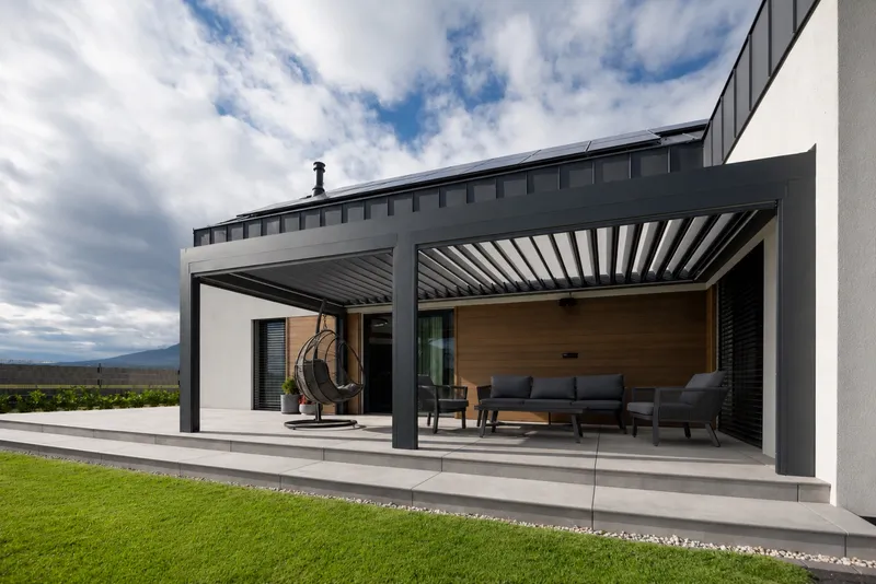Aluminium-Pergola mit drehbaren Lamellen