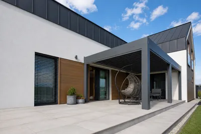 Pergola mit geschlossenen Lamellen